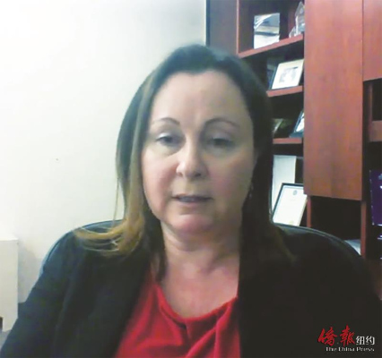 施瓦茲博士接受華文媒體采訪。（紐約《僑報》）