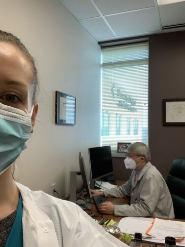 　同事拍攝的劉心工作照。(圖片來(lái)源：美國(guó)僑報(bào) 受訪者供圖)