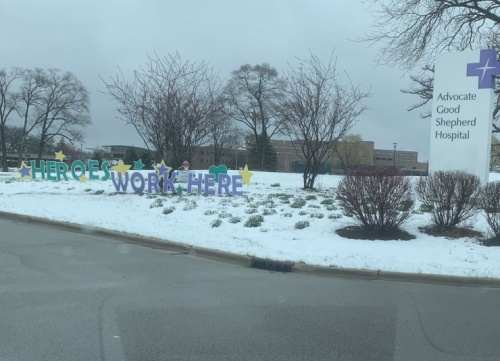 　醫(yī)院門(mén)口立著寫(xiě)有“Heroes work here”的標(biāo)志牌。(圖片來(lái)源：美國(guó)僑報(bào) 受訪者供圖)