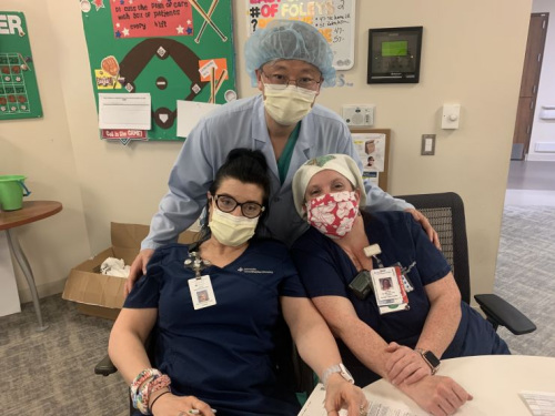 　華人醫(yī)生劉心和他的美國(guó)同事。(圖片來(lái)源：美國(guó)僑報(bào) 受訪者供圖)