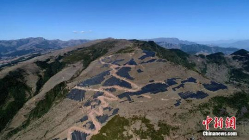 資料圖：航拍四川省涼山彝族自治州喜德縣農(nóng)光牧光一體光伏扶貧電站。劉忠俊 攝