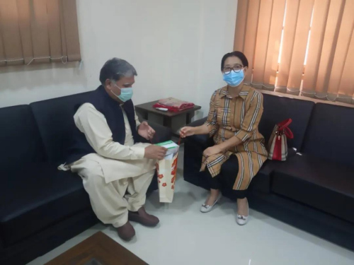 圖為竇梅向海德拉巴政府醫(yī)院捐助醫(yī)用品。