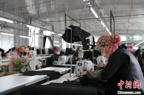 資料圖：位于寧夏固原市涇源縣的一家紡織扶貧車間內(nèi)，工人加班加點(diǎn)趕制訂單。于晶 攝