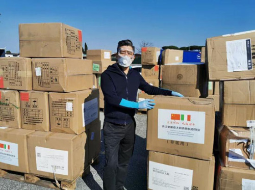 疫情期間，程鵬派發(fā)抗疫物資。（《歐洲時(shí)報(bào)》/采訪對(duì)象供圖）