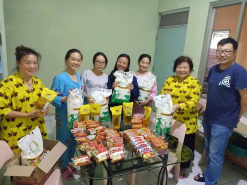 學(xué)校領(lǐng)導(dǎo)送來食物。(作者供圖)