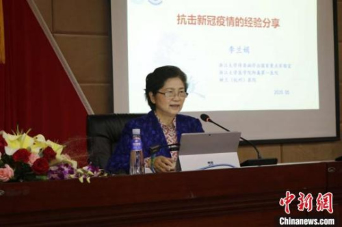 圖為李蘭娟院士分享抗疫經(jīng)驗。　牛效禮 攝