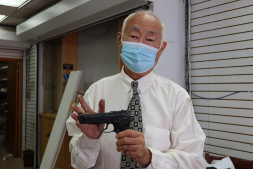 店經(jīng)理古角和接收25年的店鋪。(記者張晨／攝影)