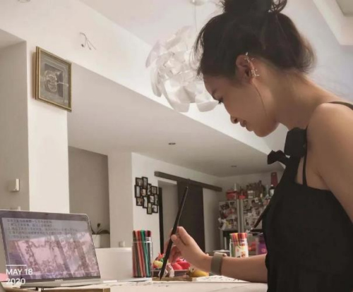 德國華達中文學(xué)校李嘉老師在學(xué)習(xí)（圖片來源：江蘇省委統(tǒng)戰(zhàn)部網(wǎng)站））