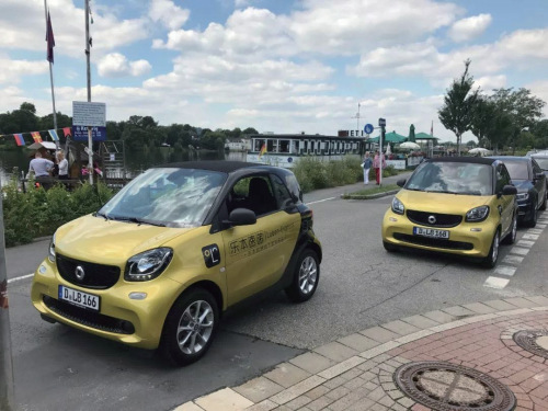 印有樂(lè)本速遞Logo的配送Smart小車。(《歐洲時(shí)報(bào)》/受訪者供圖)