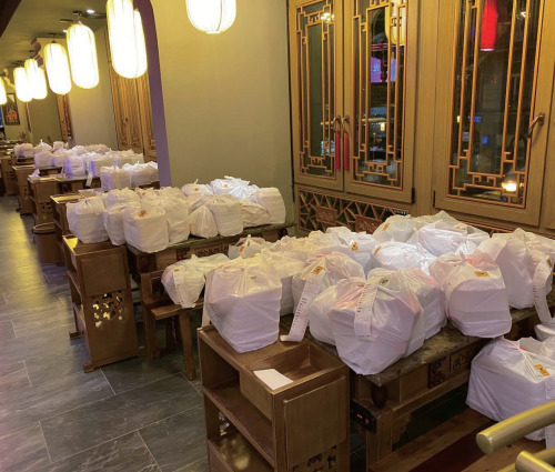 法蘭克福小龍坎火鍋店等待配送的外賣。(《歐洲時(shí)報(bào)》/受訪者供圖)