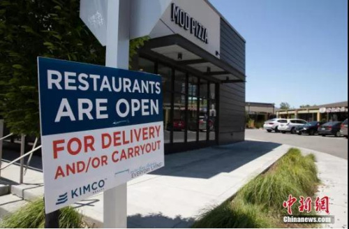 　當(dāng)?shù)貢r(shí)間5月9日，美國(guó)硅谷腹地庫(kù)比蒂諾商圈的出入口掛上了“餐館營(yíng)業(yè)，只能外賣(mài)或自取”的標(biāo)識(shí)。<a target='_blank' >中新社</a>記者 劉關(guān)關(guān) 攝