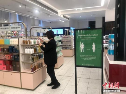 資料圖：當(dāng)?shù)貢r間5月9日，悉尼的一些商鋪已重新開業(yè)，吸引民眾逛街購物。圖為重新開業(yè)的一家大型百貨公司內(nèi)，“保持社交距離”的提示十分醒目。 <a target='_blank' >中新社</a>記者 陶社蘭 攝