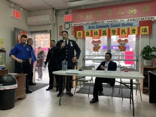 資料圖：紐約華人區(qū)警局局長(zhǎng)在華社介紹轄區(qū)治安。(美國(guó)《世界日?qǐng)?bào)》)