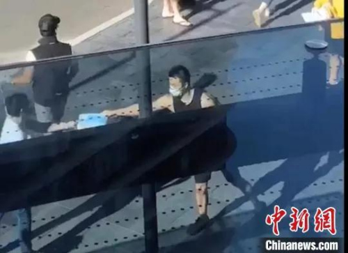 澳大利亞僑胞免費(fèi)向路人發(fā)放口罩。(湖南省委統(tǒng)戰(zhàn)部供圖)