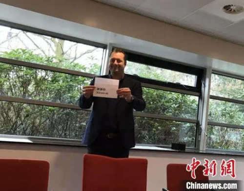 荷蘭衛(wèi)生部疾病防控中心主任斯文·德·蘭根手持“謝謝你”中文字樣。(湖南省委統(tǒng)戰(zhàn)部供圖)