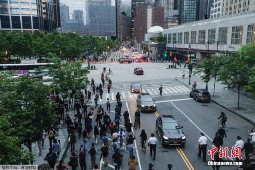 當(dāng)?shù)貢r(shí)間5月28日，美國紐約，民眾在街頭聚集舉行抗議示威活動(dòng)。