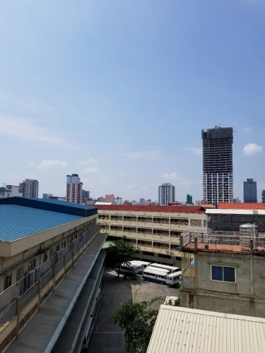 從外派教師宿舍樓窗口望出去，柬埔寨端華學(xué)校的校園一角。受訪者供圖