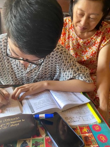 端華學(xué)校專修級(jí)學(xué)生李建立同學(xué)和媽媽一起學(xué)中文。受訪者供圖