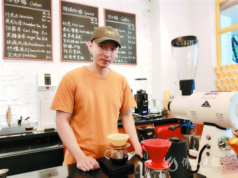 王以彬 在手沖咖啡。