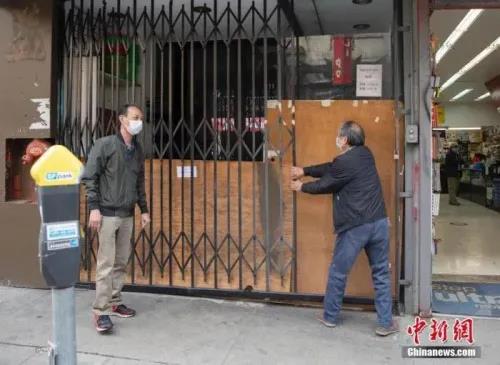 資料圖：當(dāng)?shù)貢r間5月18日，美國舊金山華埠一家店鋪重新營業(yè)后，又在中午時分關(guān)上了大門。<a target='_blank' >中新社</a>記者 劉關(guān)關(guān) 攝