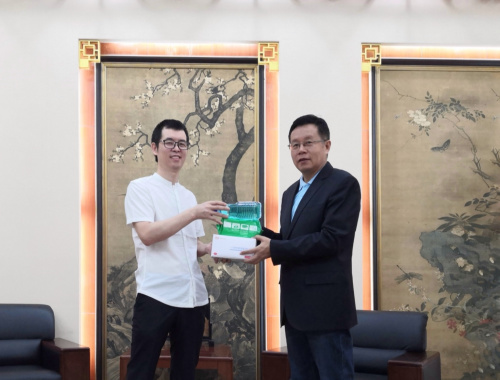 使館發(fā)放“健康包”(中國駐布隆迪大使館網(wǎng)站) 使館發(fā)放“健康包”(中國駐布隆迪大使館網(wǎng)站)