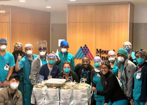 華人為一線醫(yī)務(wù)工作者送餐。