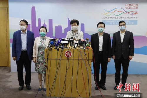 　6月3日，香港特別行政區(qū)行政長(zhǎng)官林鄭月娥在北京表示，她與香港特區(qū)政府十分支持涉港國(guó)安立法，會(huì)全面配合全國(guó)人大常委會(huì)相關(guān)立法工作。林鄭月娥傍晚在香港特別行政區(qū)政府駐北京辦事處舉辦記者會(huì)，介紹訪京行程并回答記者提問(wèn)。 <a target='_blank' >中新社</a>記者 韓海丹 攝