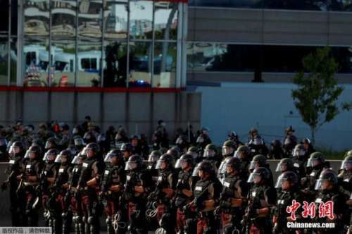 當(dāng)?shù)貢r(shí)間5月31日，美國(guó)明尼蘇達(dá)州明尼阿波利斯市，執(zhí)法人員在示威活動(dòng)中警戒。