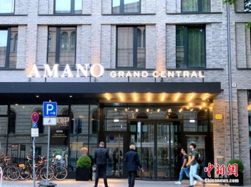5月25日起，德國再度允許酒店接待因私人旅游目的出行的旅客，酒店業(yè)在疫情中凍結兩個月后正式步入“解封”。圖為5月27日，德國柏林火車總站外一家恢復營業(yè)的酒店。<a target='_blank' >中新社</a>記者 彭大偉 攝