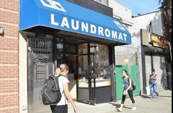 　資料圖：美國(guó)紐約一家華裔洗衣店。(美國(guó)《世界日?qǐng)?bào)》/朱澤人 攝)