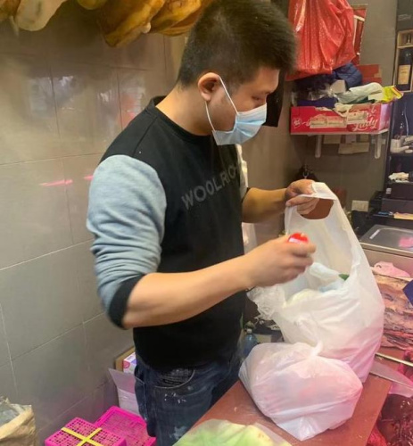 正在分發(fā)食物的蔣泊。意大利《華人街》