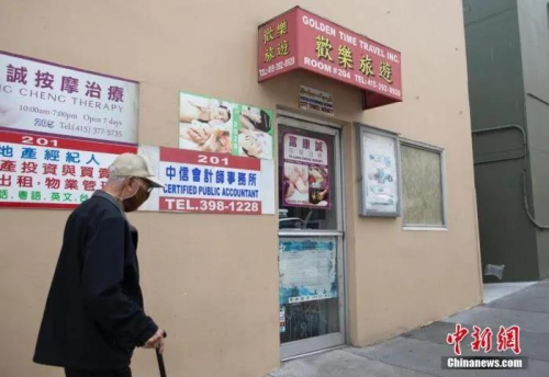 資料圖：當?shù)貢r間5月18日，美國舊金山灣區(qū)進一步重啟經(jīng)濟，舊金山等地區(qū)某些類型的臨街店鋪可以以路邊提貨的方式重新開門。但是，因為幾乎沒有游客，舊金山知名景點華埠的很多店鋪依然大門緊閉。 <a target='_blank' >中新社</a>記者 劉關(guān)關(guān) 攝