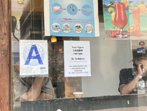 法拉盛商業(yè)開始復(fù)蘇，同時(shí)防疫工作也不放松。(記者朱蕾/攝影)