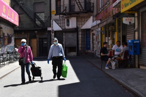 餐廳外有零星顧客坐在露天咖啡座享用美食。(圖片來(lái)源：美國(guó)《世界日?qǐng)?bào)》/顏嘉瑩 攝)