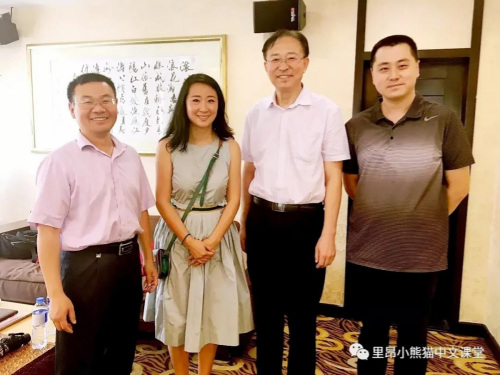 小熊貓學(xué)校羅堅(jiān)校長(zhǎng)和暨南大學(xué)華文學(xué)院院長(zhǎng)邵宜教授及其他校領(lǐng)導(dǎo)合影。(中法家庭聯(lián)合會(huì)、小熊貓學(xué)校宣傳部供圖)
