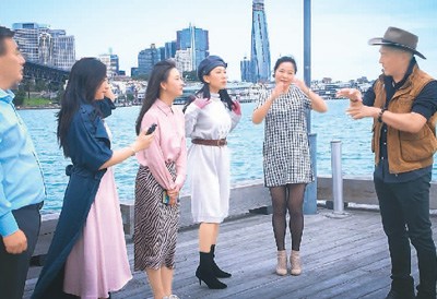 余俊武(右一)帶領(lǐng)悉尼華星藝術(shù)團成員排練節(jié)目。 