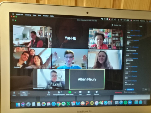 圖為學(xué)生與老師在線上交流。（《歐洲時(shí)報(bào)》/受訪者供圖）