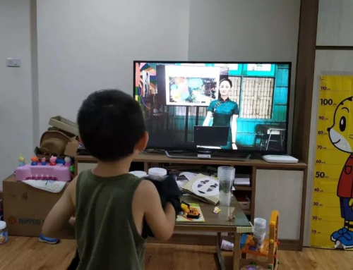 學(xué)生在家觀看中國老師的錄課視頻。受訪者供圖