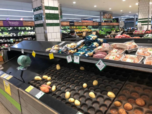 疫情期間的超市。(作者供圖)