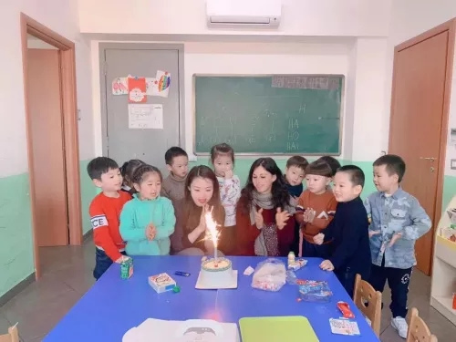 資料圖：徐躍娉和意大利中意學(xué)校的孩子們一起慶祝生日。(受訪者供圖)
