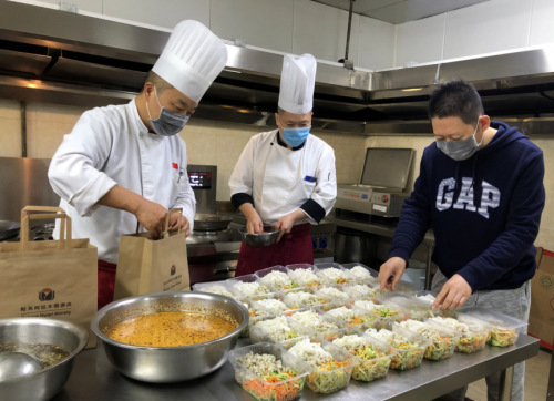 打包外賣成為阿拉木圖陽光酒店疫情期間的主要工作。(“哈薩克斯坦新觀察”微信公眾號(hào))