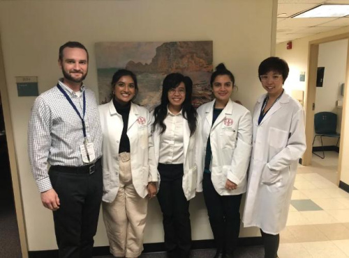 徐濛濛醫(yī)生和同事們，最右側(cè)是徐濛濛。(受訪者供圖)