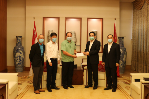 新加坡華社向病逝中國務(wù)工人員的遺屬捐款。（來源：中國駐新加坡大使館網(wǎng)站）