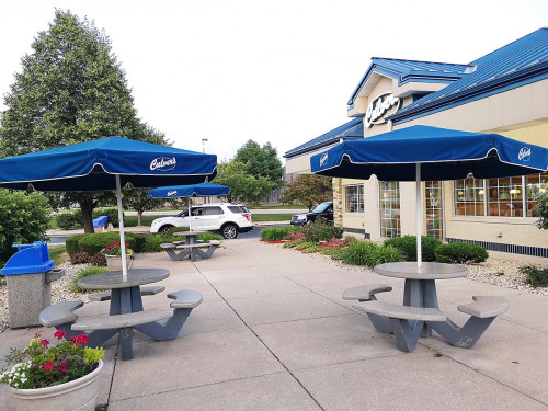 圖為一家郊區(qū)大型超市的美食餐飲大廳，室內(nèi)服務(wù)至今一直停止。(芝加哥華語(yǔ)論壇 供圖/張大衛(wèi) 攝)