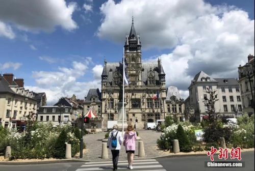 法國進入戰(zhàn)疫新階段。圖為當(dāng)天拍攝的貢比涅市政廳外景。<a target='_blank' >中新社</a>記者 李洋 攝