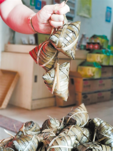 用蓢古帶包扎的粽子特別扎實。