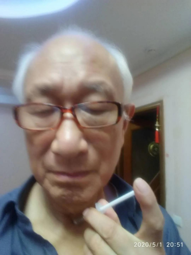 圖為司懷珠試驗(yàn)穴位刺激療法，摸索規(guī)律，以幫助當(dāng)?shù)厝祟A(yù)防新冠病毒感染。受訪者供圖。