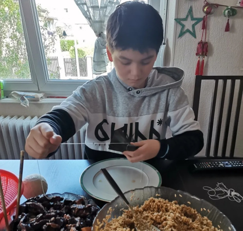 王薇的孩子在包粽子。(受訪者供圖)