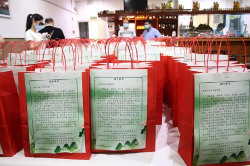每一份粽子被裝在紅色的紙袋里，紙袋上還有一封“端午家書”。(受訪者供圖)