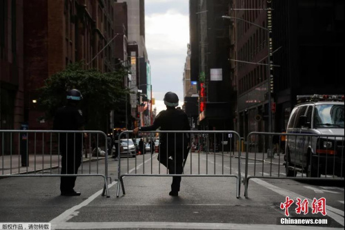 　當?shù)貢r間6月2日起，美國紐約的宵禁時間將有之前的晚間11點更改為每天晚8點至次日早5點，并將宵禁延長至6月7日。